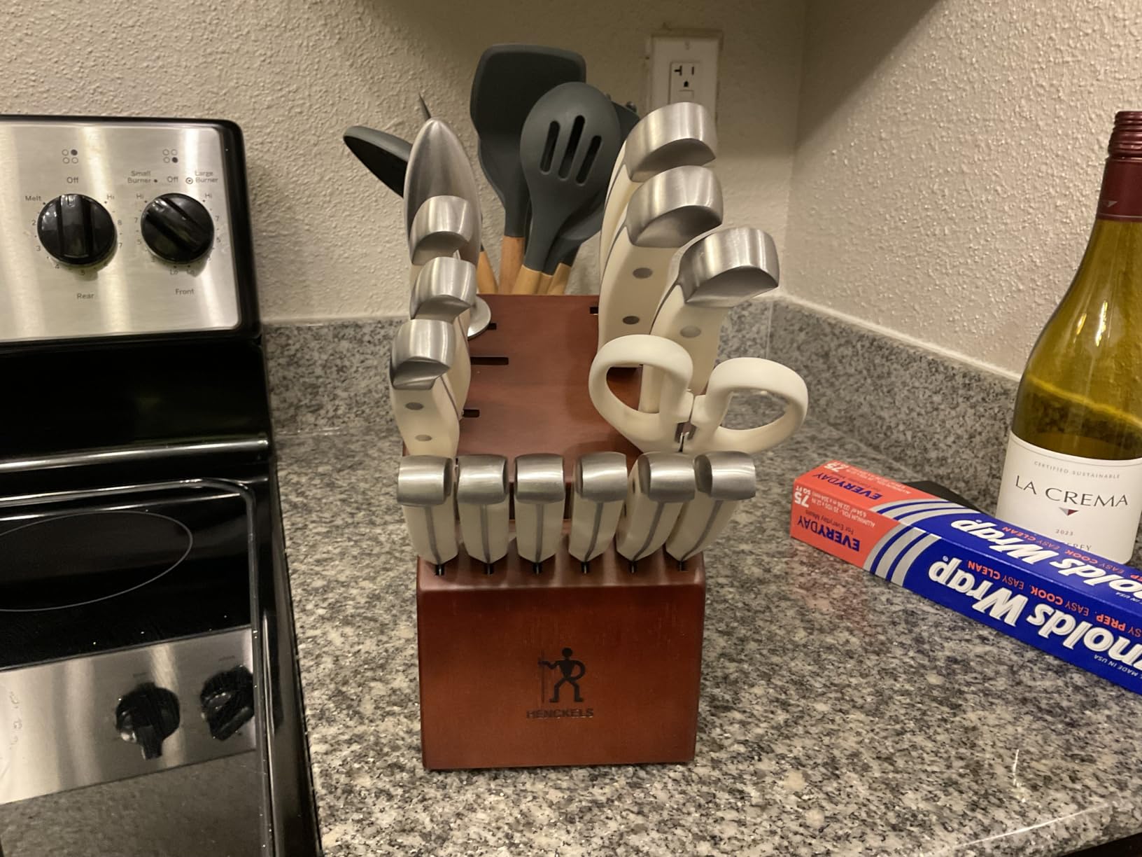 Henckels Statement 15-Pc Knife Block Set, Razor-Sharp, German Engineered | Informed by 100+ Years of Mastery. Dishwasher safe, Comfortable Grip Ideal for Everyday Cooking. High Quality Stainless Steel customer photo 2