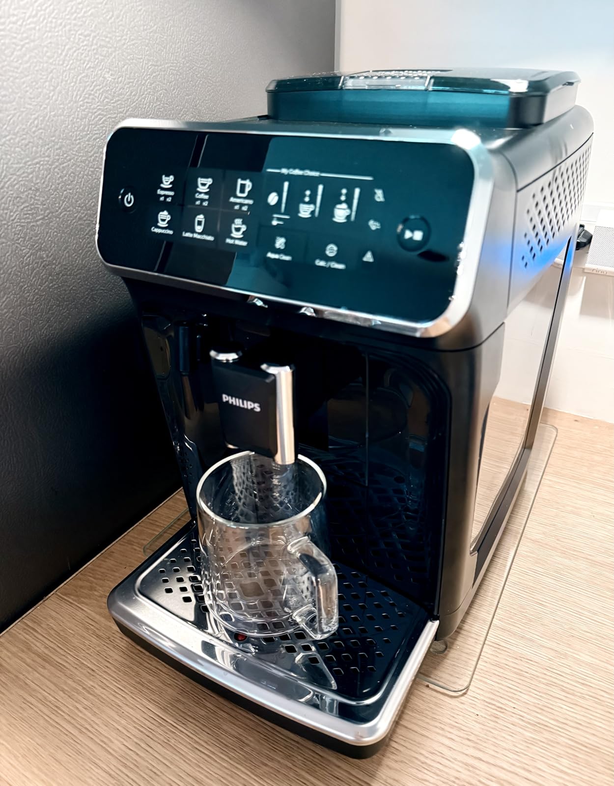 Philips 3200 Series Fully Automatic Espresso Machine, LatteGo Milk Frother, 5 Coffee Varieties, Intuitive Touch Display, 100% Ceramic Grinder, AquaClean Filter, My Coffee Choice, Black (EP3241/54) customer photo 2