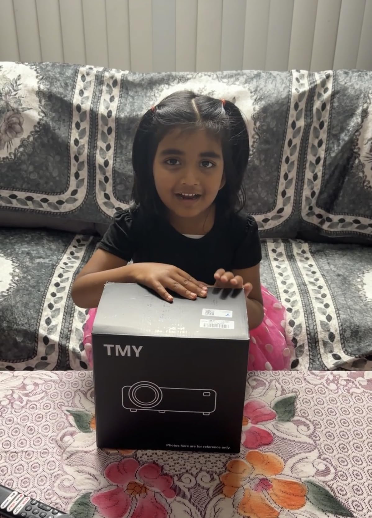 TMY 1080P Mini Portable Projector, 2-way Bluetooth, with 80in Screen customer photo 2