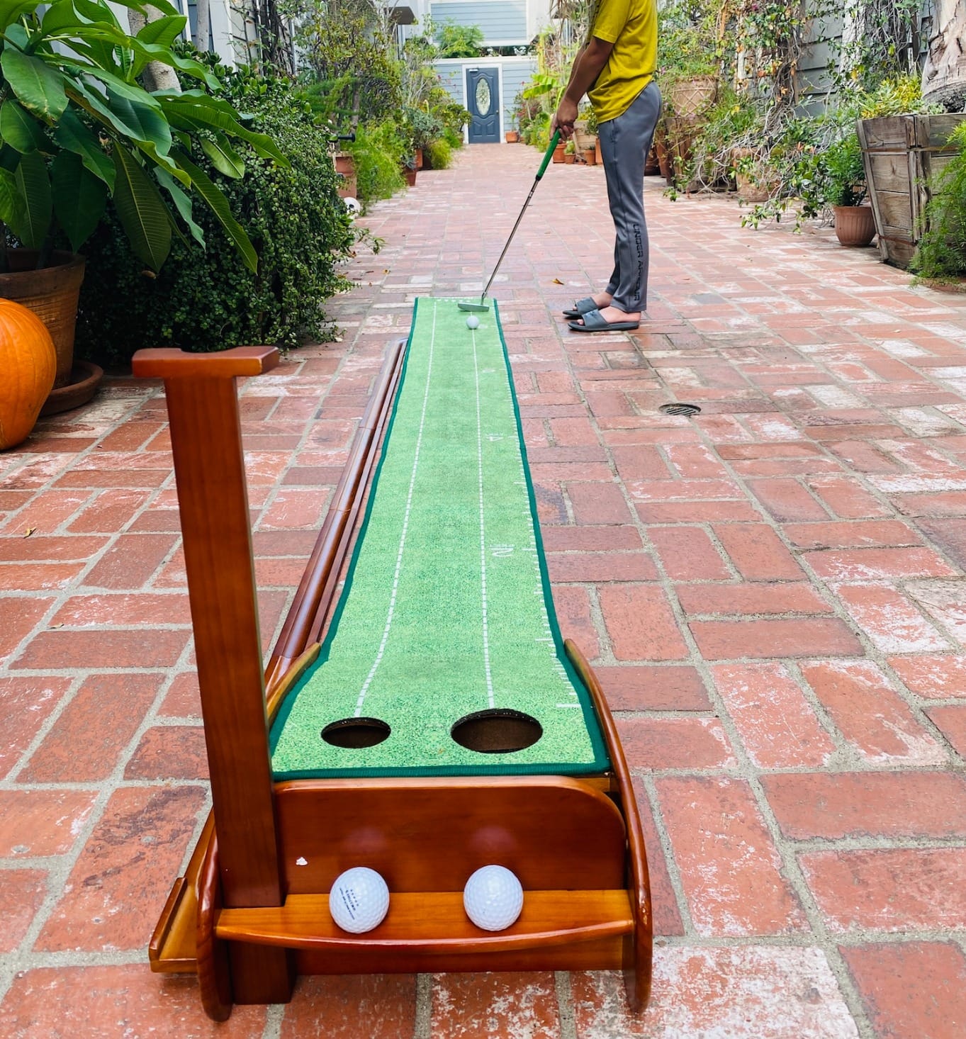 GimYaa Golf Putting mat Green Indoor and Outdoor with Auto Ball Return,Game Practice Golf Gifts for Home, Office, Backyard Indoor Golf and Outdoor Use, Crystal Velvet Mat customer photo 1