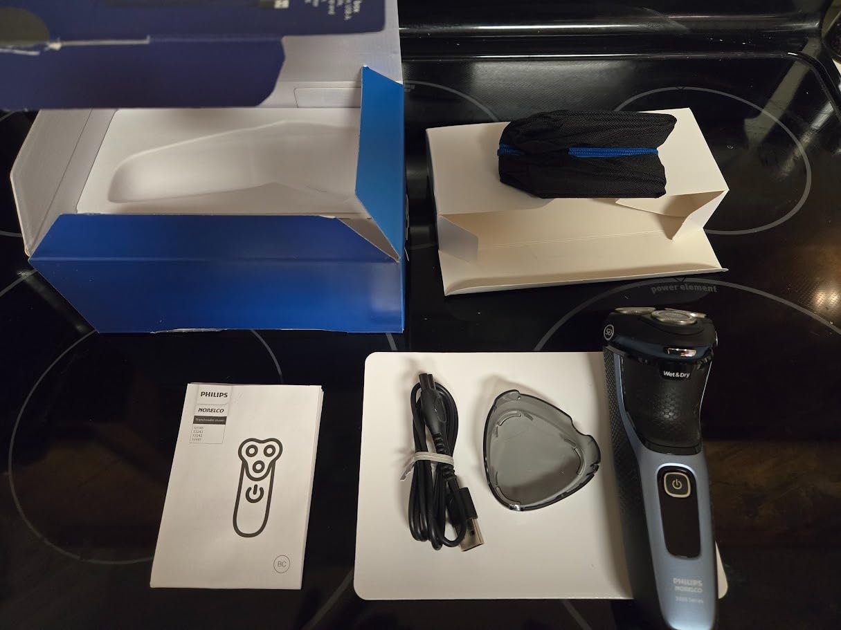 Philips Norelco 3600 Electric Shaver, Storm Blue customer photo 2