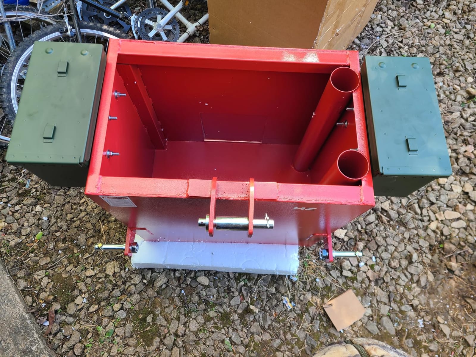 YITAMOTOR 3 Point Hitch Ballast Box, 800 lbs Tractor Ballast Box with 2'' Quick Hitch Receiver for 3 Point Category 1 Tractors, Loaders and Skid Steers, Red | 800 lbs Capacity, Heavy Duty 6ft³ Loader Attachment with Sliding Door, Universal Quick Attach, Red customer photo 2