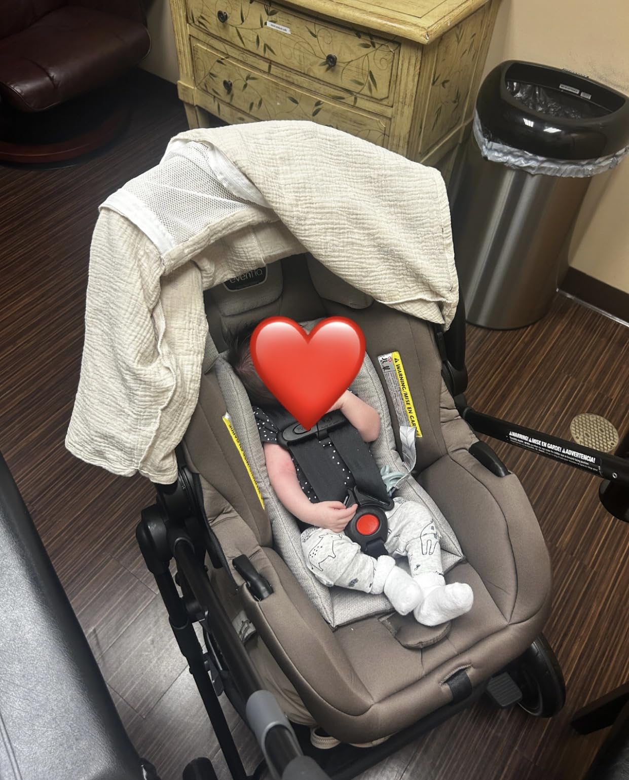 Evenflo Pivot Modular Travel System w/LiteMax Preemie and Infant Car Seat customer photo 2