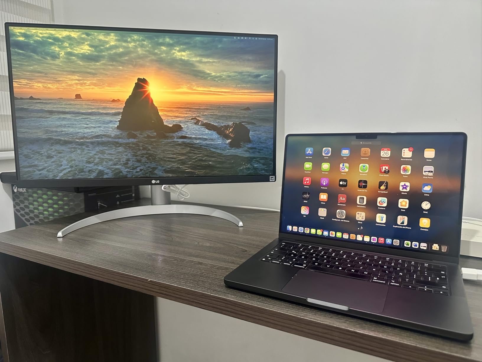 LG 27UP650K-W 27-inch Ultrafine 4K UHD (3840 x 2160) IPS Computer Monitor, 60Hz, 5ms, DisplayHDR 400, Reader Mode, Flicker Safe, HDMI, DisplayPort, Tilt/Height/Pivot Adjustable Stand, White customer photo 1