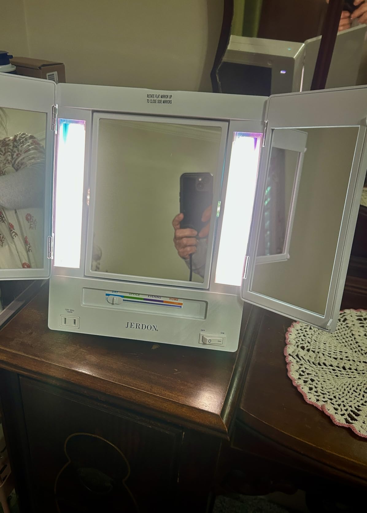 JERDON Lighted Makeup Mirror with 5X Magnification - White - JGL9W customer photo 2