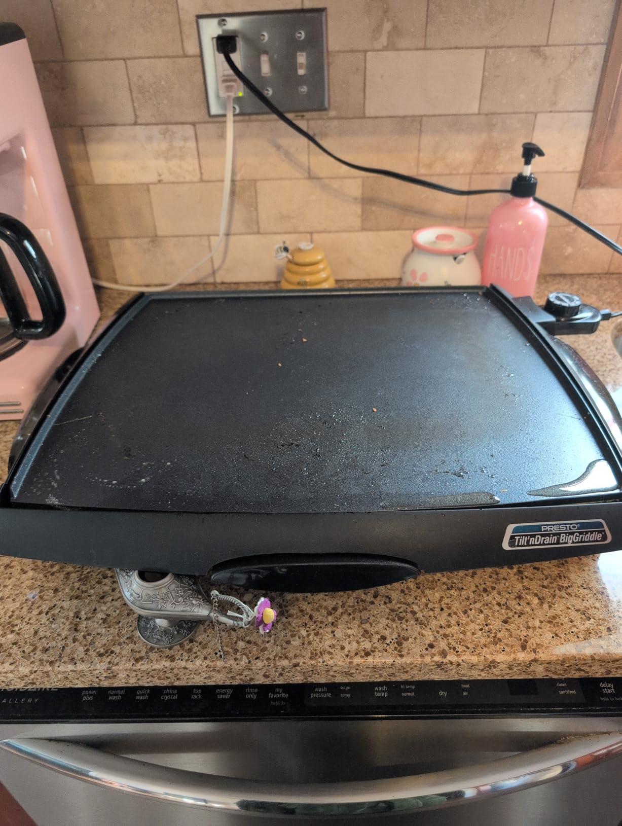 Presto 07046 Tilt 'n Drain Big Griddle Cool-Touch Electric Griddle customer photo 1