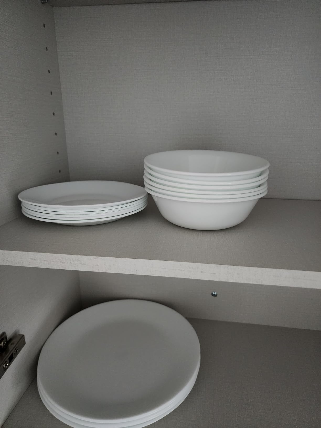 Corelle Vitrelle 18-Piece Service for 6 Dinnerware Set Triple Layer Glass and Chip Resistant, Lightweight Round Plates and Bowls Set, Winter Frost White customer photo 1