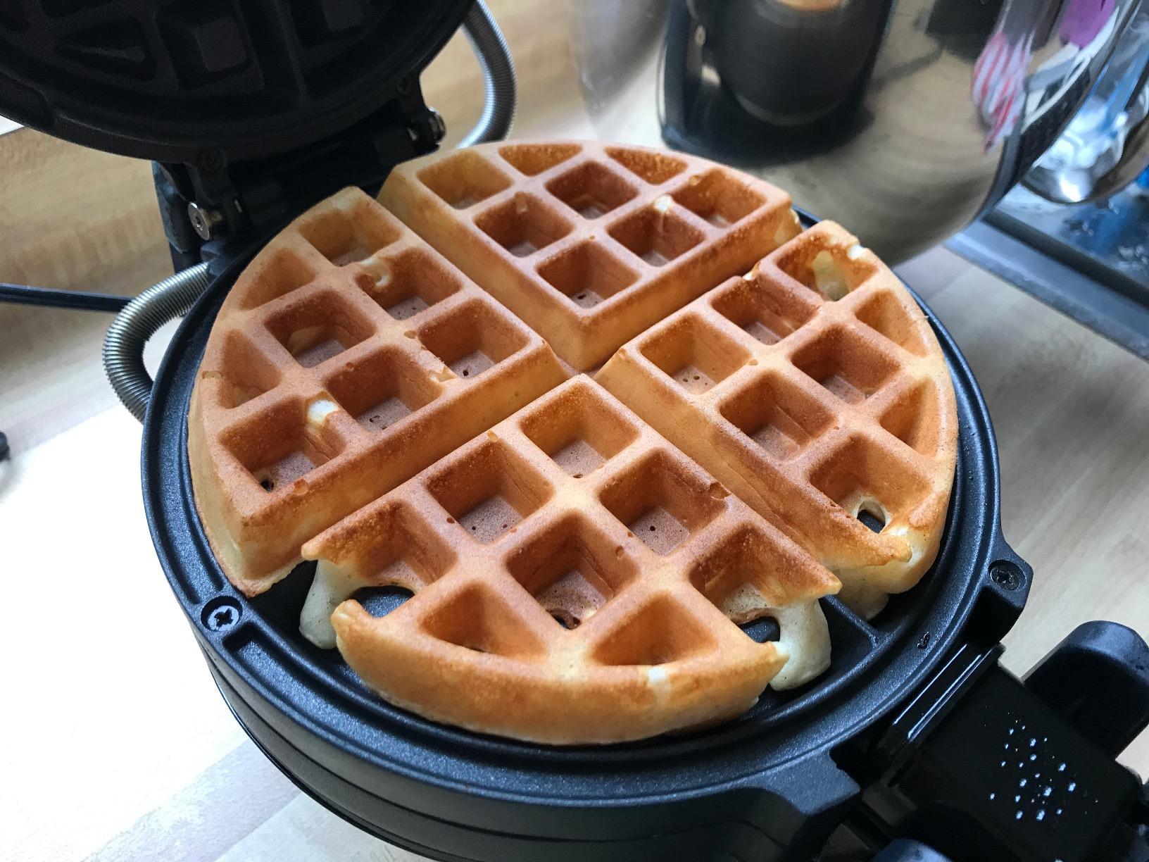 BLACK+DECKER Rotating Belgian Waffle Maker customer photo 2