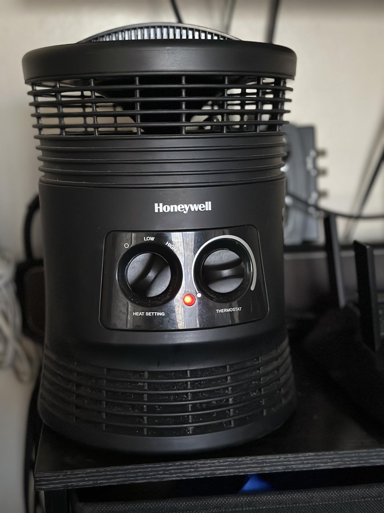 Honeywell HHF360V 360 Degree Surround Fan Forced Heater with Surround Heat Output Charcoal Grey Energy Efficient Portable Heater with Adjustable Thermostat & 2 Heat Settings, Small customer photo 1