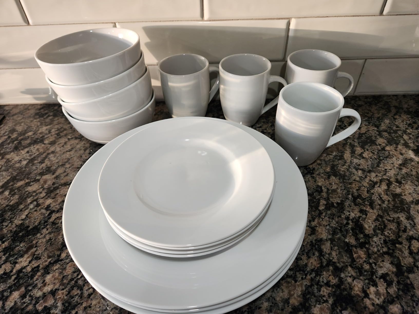 Amazon Basics 16-Piece Porcelain Dinnerware Set, Microwave and Dishwasher Safe, Service for 4, Plates, Bowls and Mugs, White customer photo 1