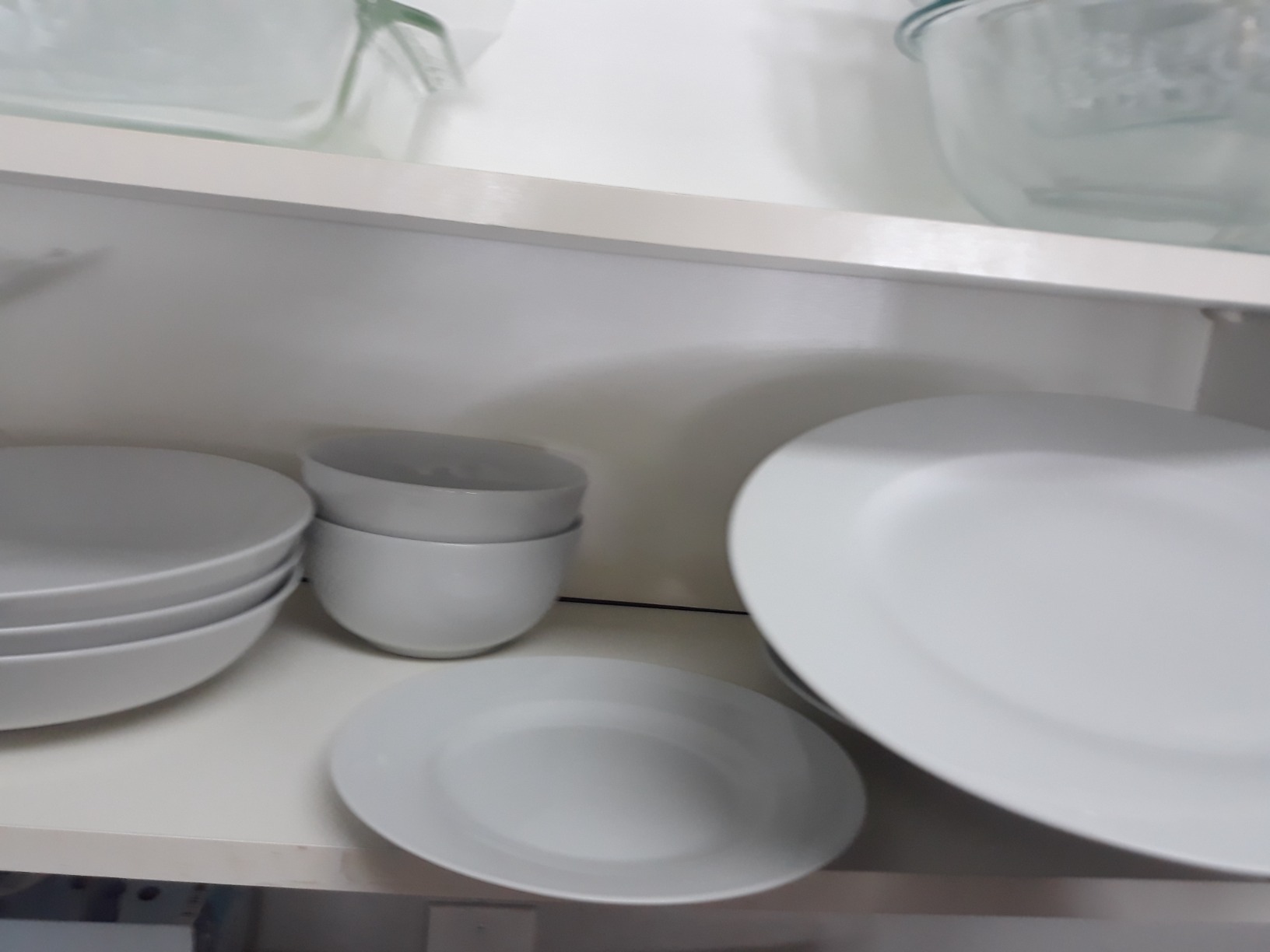 Amazon Basics 16-Piece Porcelain Dinnerware Set, Microwave and Dishwasher Safe, Service for 4, Plates, Bowls and Mugs, White customer photo 2
