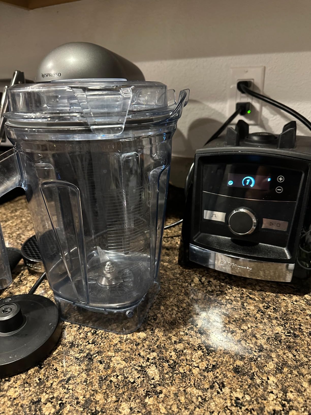 Vitamix A3300 Ascent Series Smart Blender, Professional-Grade, 64 oz. Low-Profile Container, Black customer photo 1