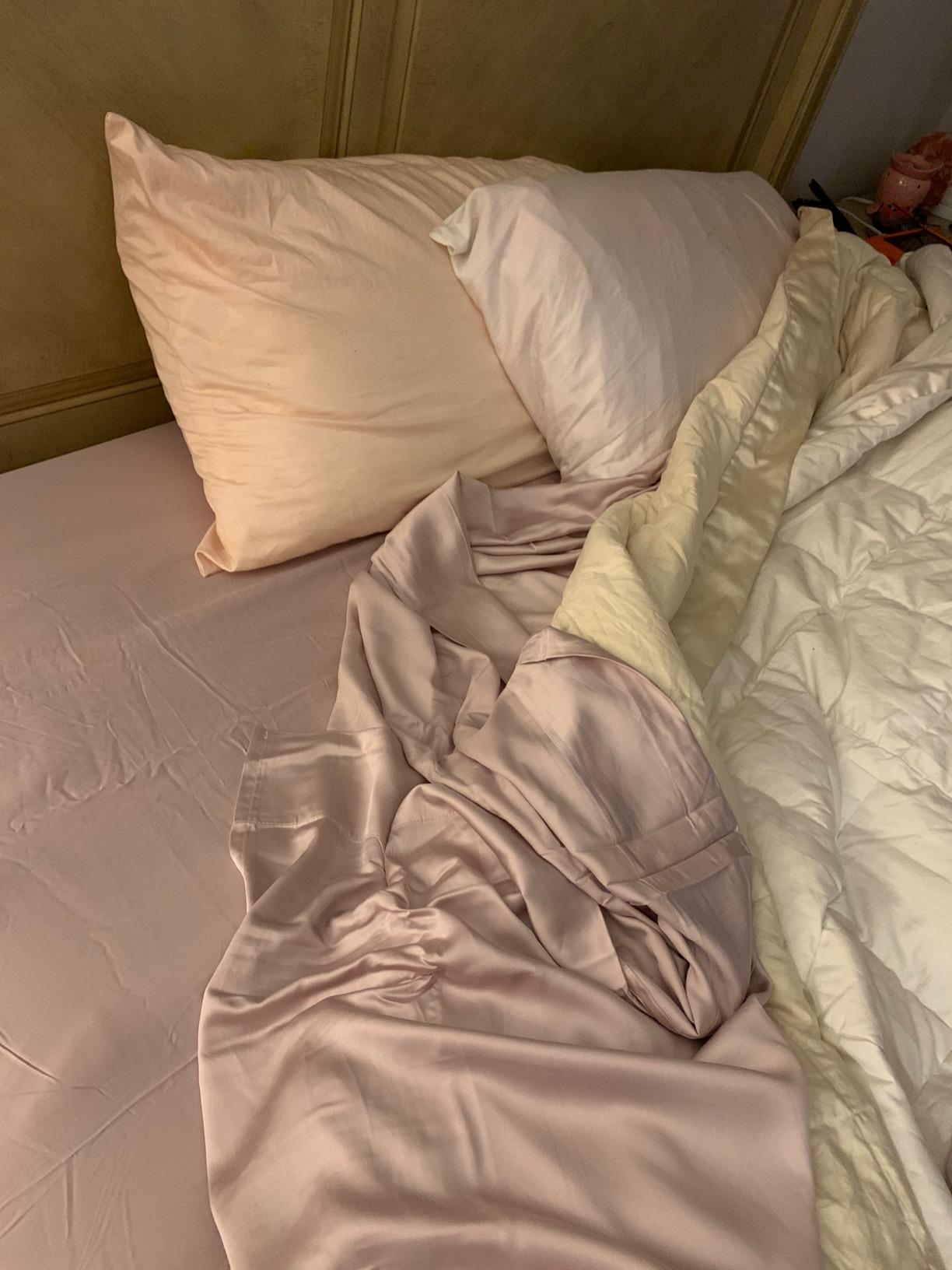 Hotel Sheets Direct 4 Piece Bed Sheet Set Queen Size, 100% Viscose Derived from Bamboo Sheets Set with 2 Pillowcases, Cooling & Breathable Luxury Bedding, Moisture-Wicking & Silky Soft Texture, White customer photo 2