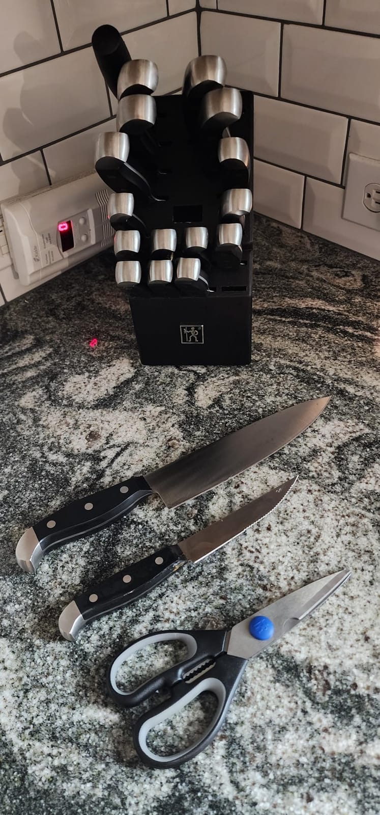 HENCKELS Premium Quality 15-Piece Knife Set with Block, Razor-Sharp, German Engineered Knife Informed by over 100 Years of Masterful Knife Making, Lightweight and Strong, Dark Brown customer photo 1