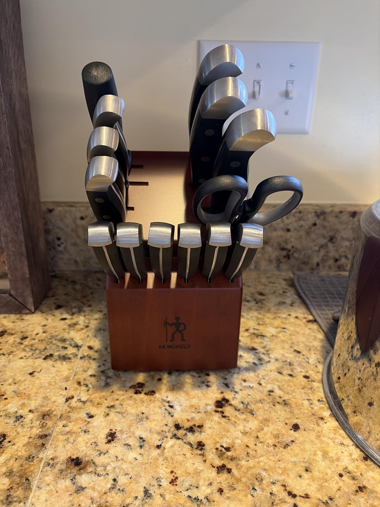 HENCKELS Premium Quality 15-Piece Knife Set with Block, Razor-Sharp, German Engineered Knife Informed by over 100 Years of Masterful Knife Making, Lightweight and Strong, Dark Brown customer photo 2