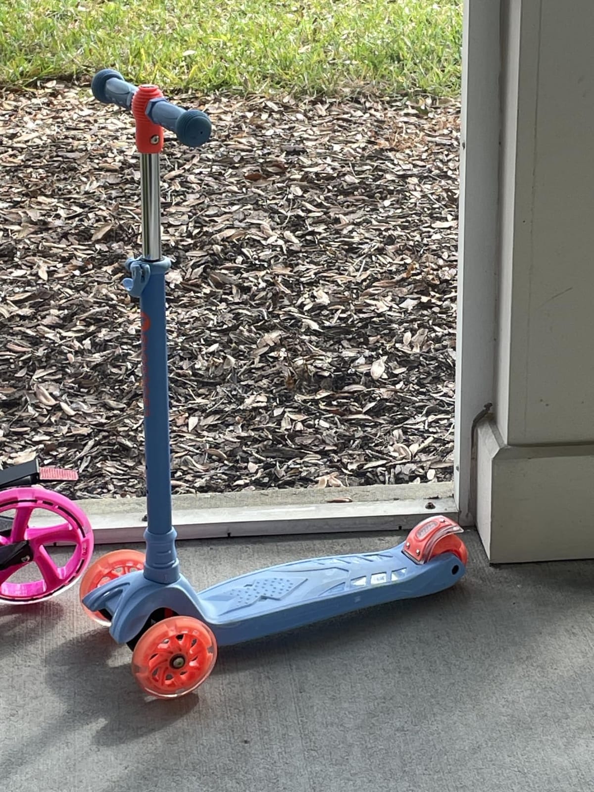 LaScoota 2-in-1 Kids Kick Scooter for Boys & Girls with Seat customer photo 1