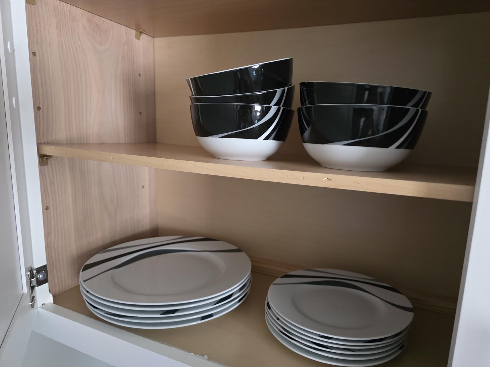 Amazon Basics 18-Piece Complete Kitchen Dinnerware Set, Microwave and Dishwasher Safe, Plates, Dishes, Bowls, Swirl, Heat Resistant, Service for 6, Everyday Use customer photo 2