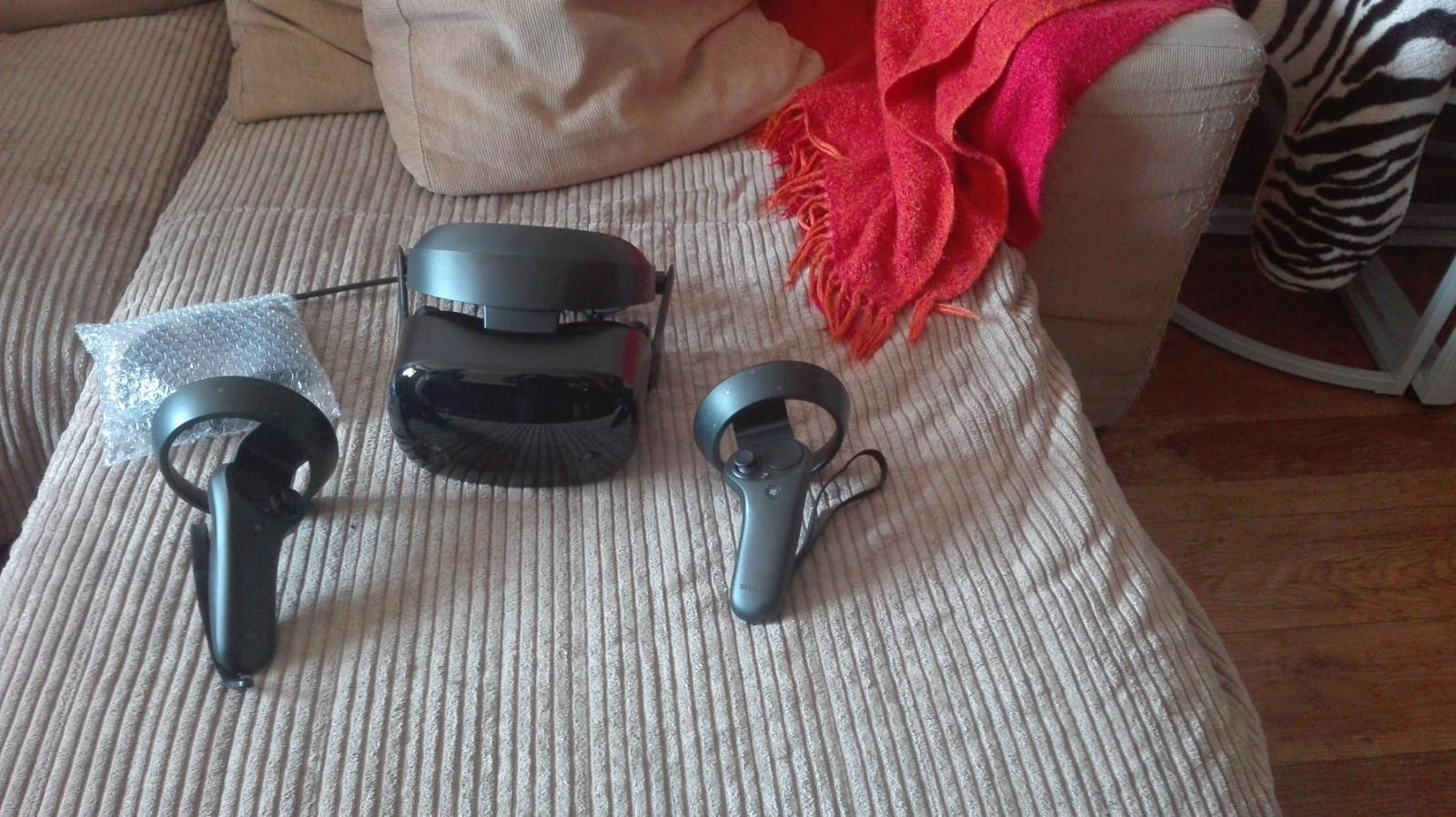 SAMSUNG HMD Odyssey+ Windows Mixed Reality Headset with 2 Wireless Controllers 3.5