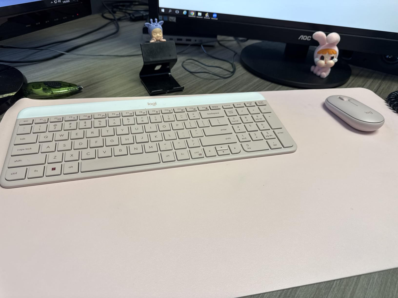Logitech MK470 Slim Wireless Combo Compact Keyboard and Mouse - Off White customer photo 2