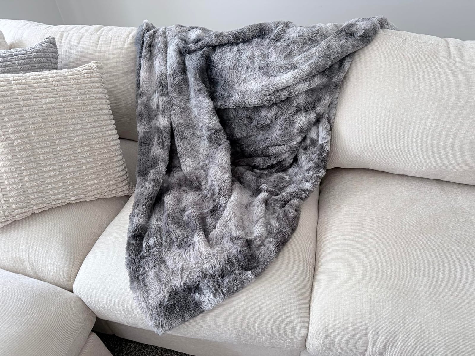 Everlasting Comfort Soft & Comfortable Gray Faux Fur Throw Blanket for Couch - (50