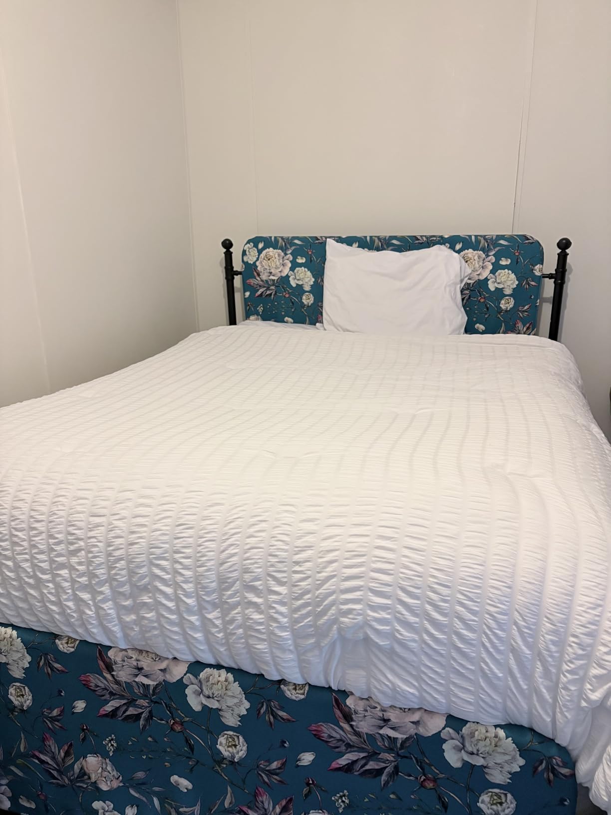 CozyLux Queen Comforter Set, 7 Pieces White Seersucker Bed in a Bag | OEKO-TEX Certified, All Season Bedding Set with 240 GSM Down Alternative Comforter, Flat & Fitted Sheets, Pillowcases & Shams customer photo 1