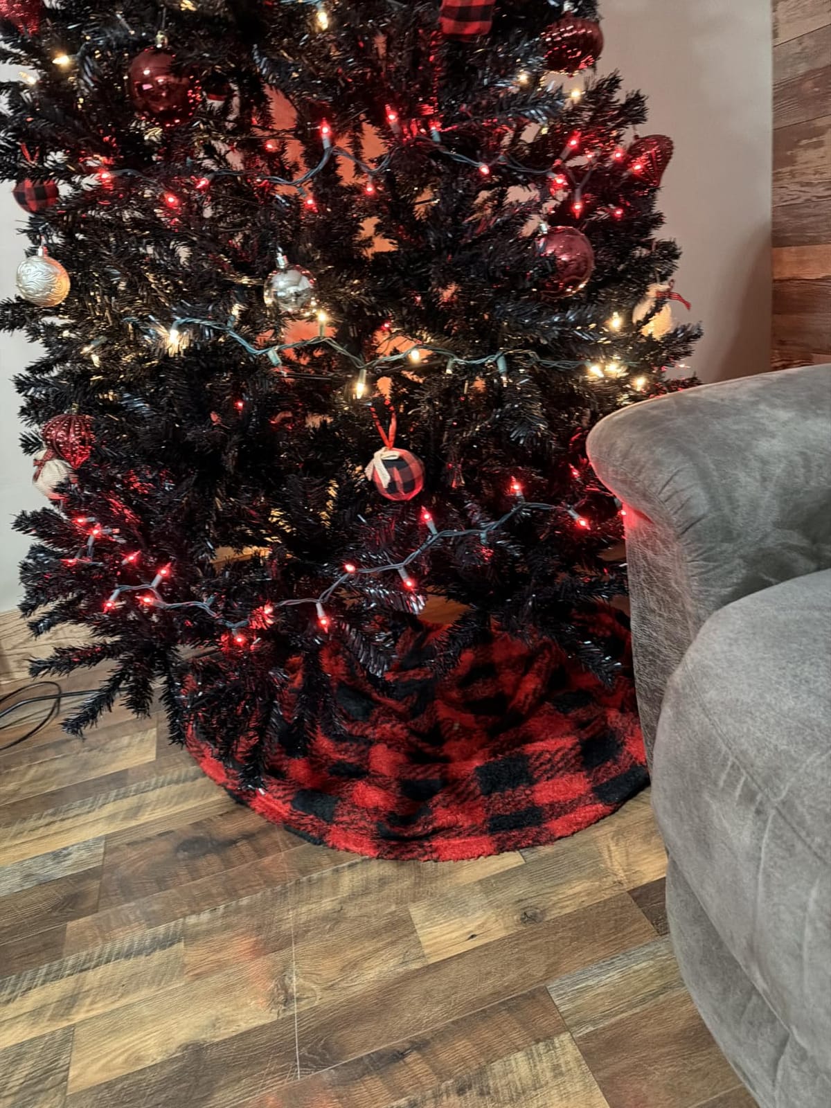 Best Choice Products Artificial Christmas Tree, 6ft Premium Unlit Realistic Spruce Holiday Décor w/Dense Branches, Easy Assembly, Metal Base customer photo 2