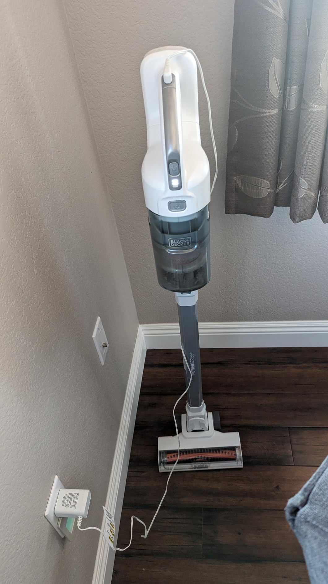 BLACK+DECKER POWERSERIES+ 20V MAX Cordless Stick Vacuum Cleaner with LED Floor Lights, Bagless, Lightweight, Cordless Vacuum Cleaners for Home, Up to 44 Minutes, Powerful Suction, Gray (BHFEA520J) customer photo 2