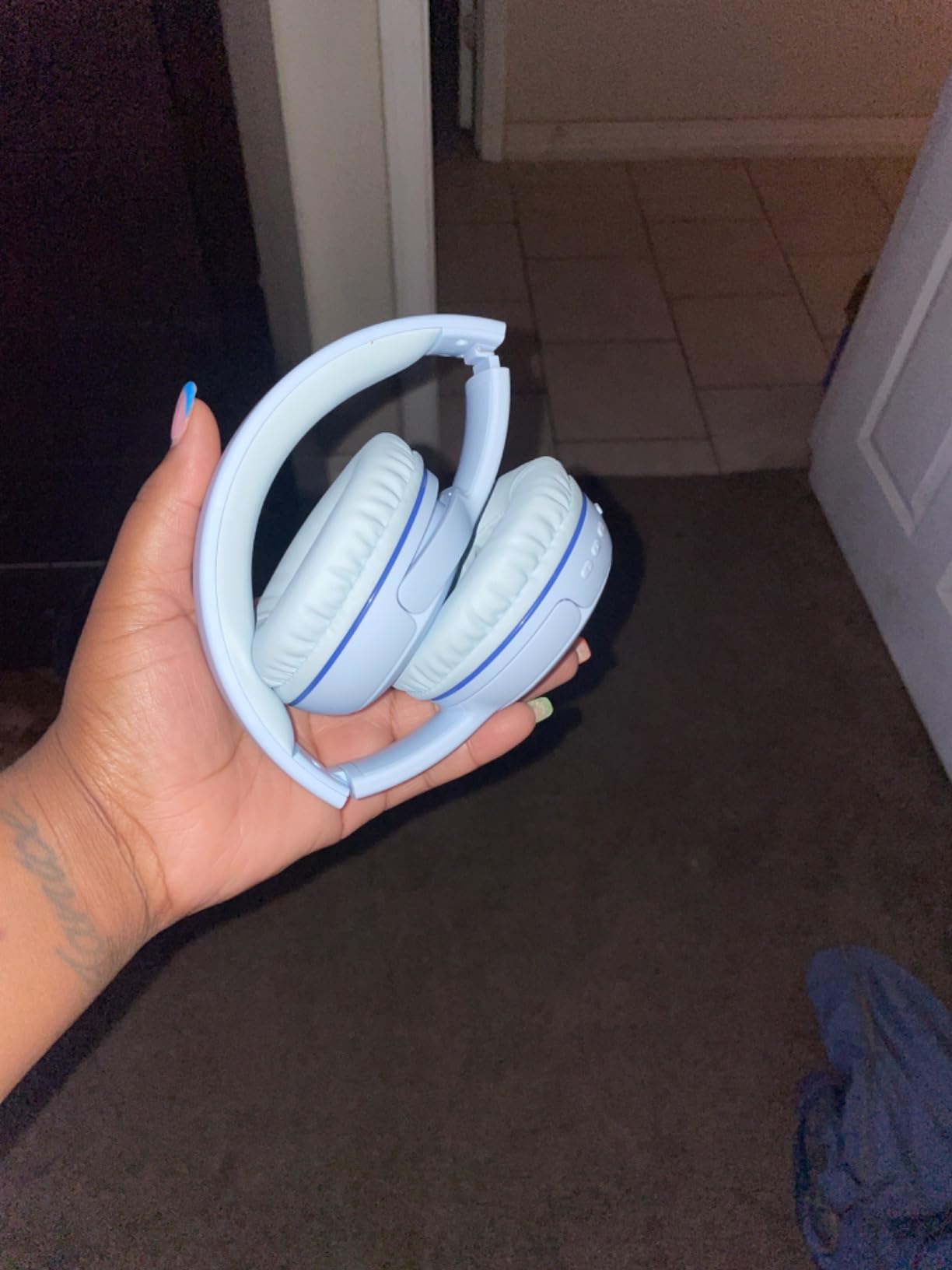 Nabevi Kids Headphones with Cord, Over-Ear Headphones for Kids with Microphone, 85/94dB Volume Limit, Headset for Kid Boys Girls with Shareport, Wired Toddler Headphone for School/Tablet/iPad/Travel customer photo 2