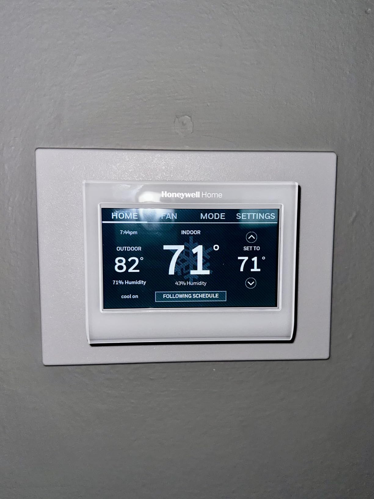 Honeywell Home RTH9600WF Smart Color Thermostat ENERGY STAR Wi-Fi Programmable Touchscreen Alexa Ready - C-Wire Required | RTH9600WF ENERGY STAR Wi-Fi Programmable Touchscreen Alexa Ready - C-Wire Required customer photo 1