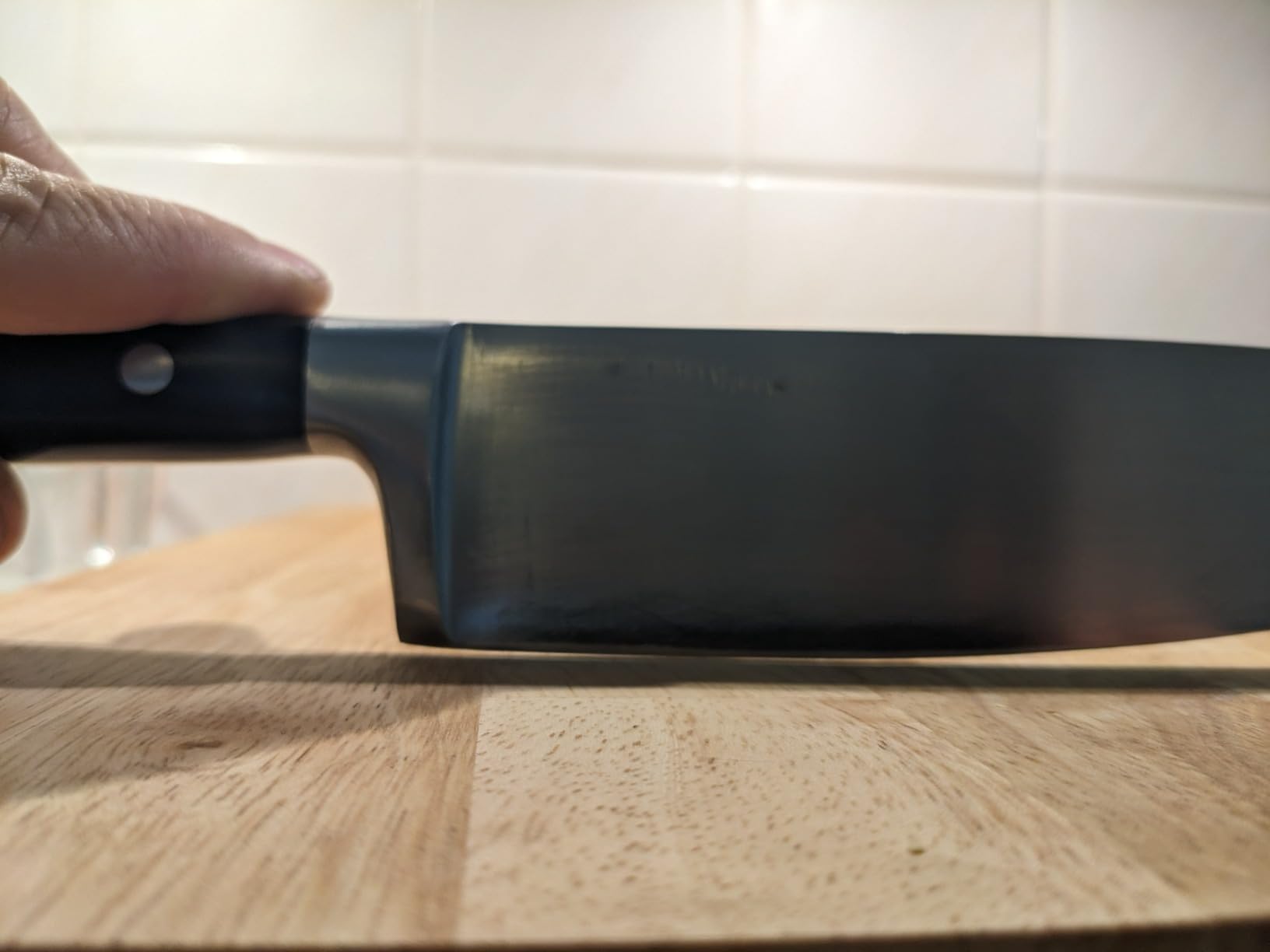 Amazon Basics Classic 8-inch Full Tang High Carbon Stainless Steel Chef's Knife, Multipurpose Kitchen Knife with Three Rivets, Silver customer photo 2