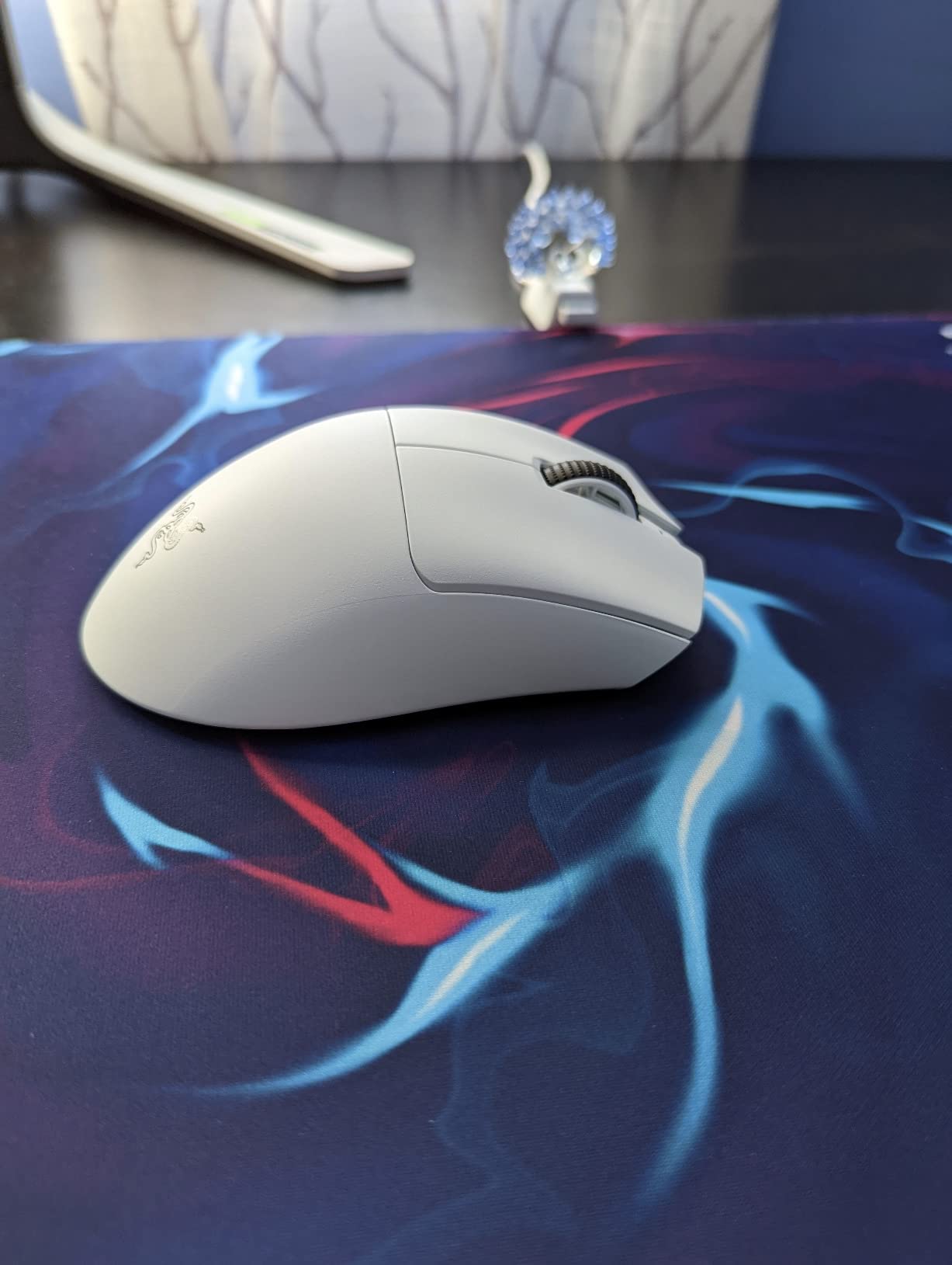 Razer DeathAdder V3 Pro Wireless Gaming Mouse, 64g, 90 Hr Battery, White customer photo 1