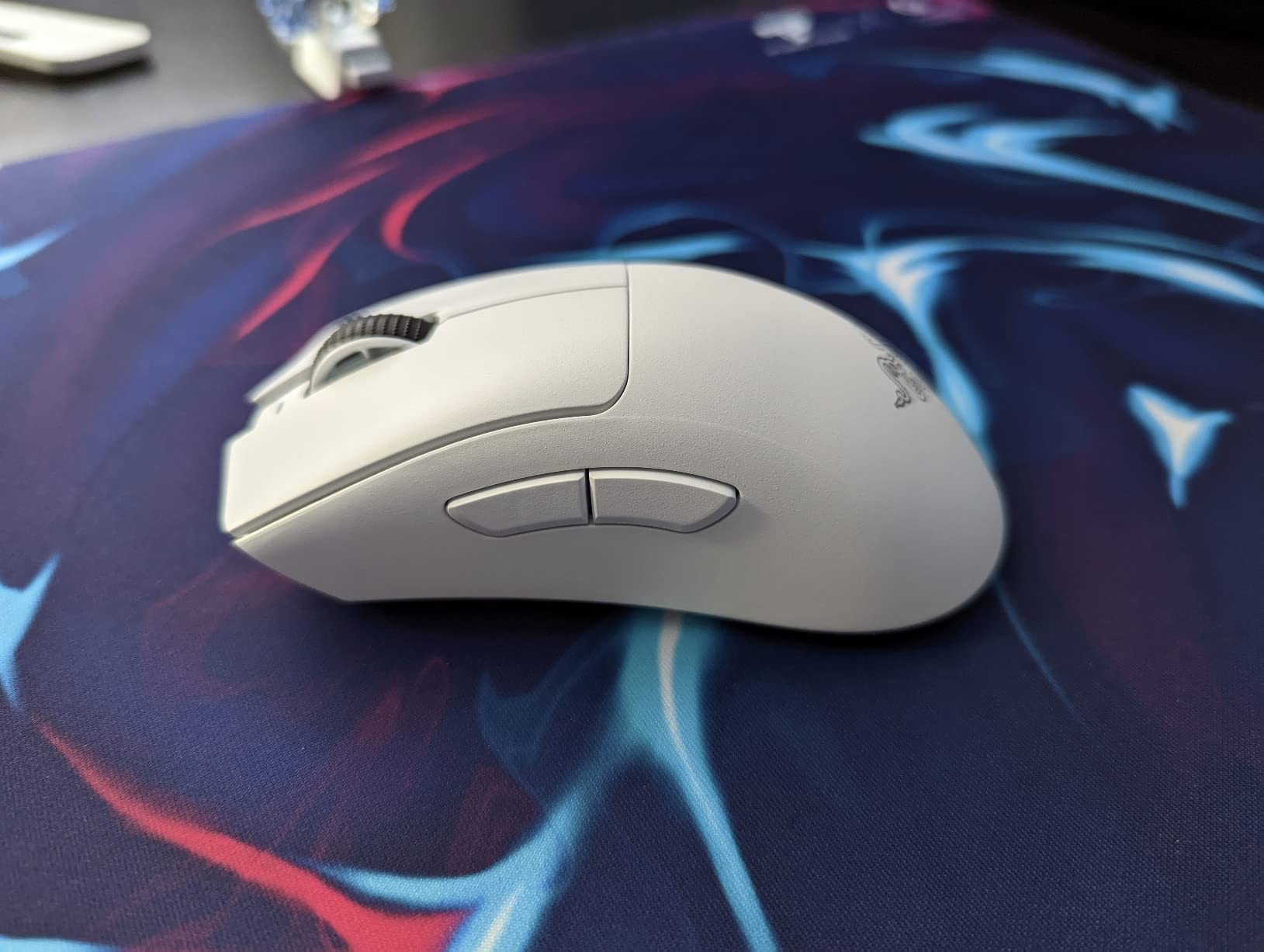 Razer DeathAdder V3 Pro Wireless Gaming Mouse, 64g, 90 Hr Battery, White customer photo 2