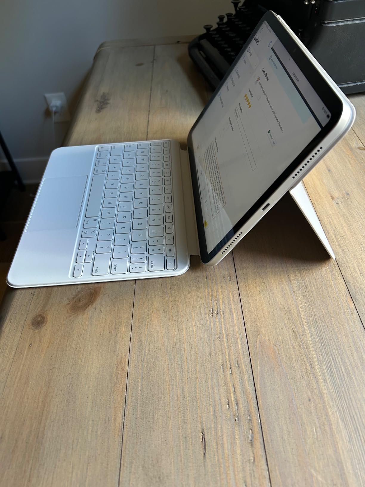 Apple Magic Keyboard Folio: iPad Keyboard and case for iPad (A16 and 10th Generation), Detachable Two-Piece Design that attaches magnetically, Built-in trackpad, US English – White customer photo 1