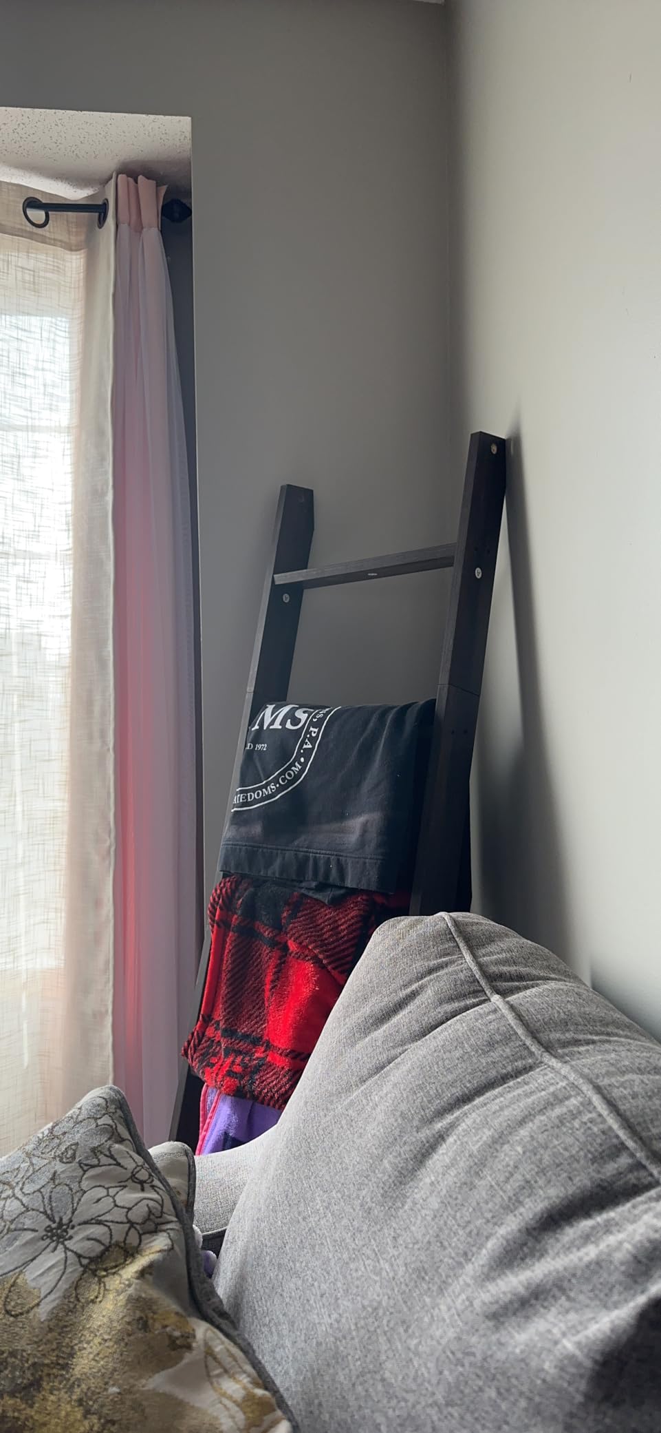 VASAGLE 5-Tier Blanket Ladder, Modern Basic Ladder Shelf customer photo 1
