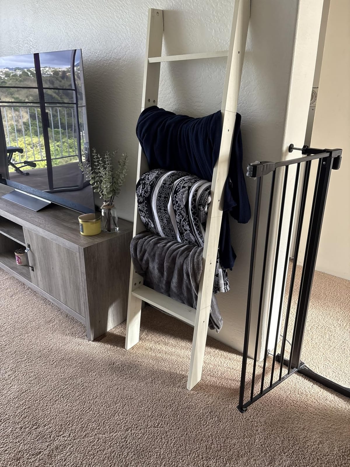 VASAGLE 5-Tier Blanket Ladder, Modern Basic Ladder Shelf customer photo 2