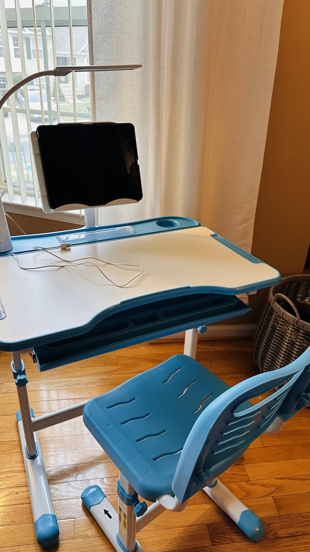 Diroan Kids Desk and Chair Set with LED Light, Height-Adjustable for Age 7+ customer photo 1