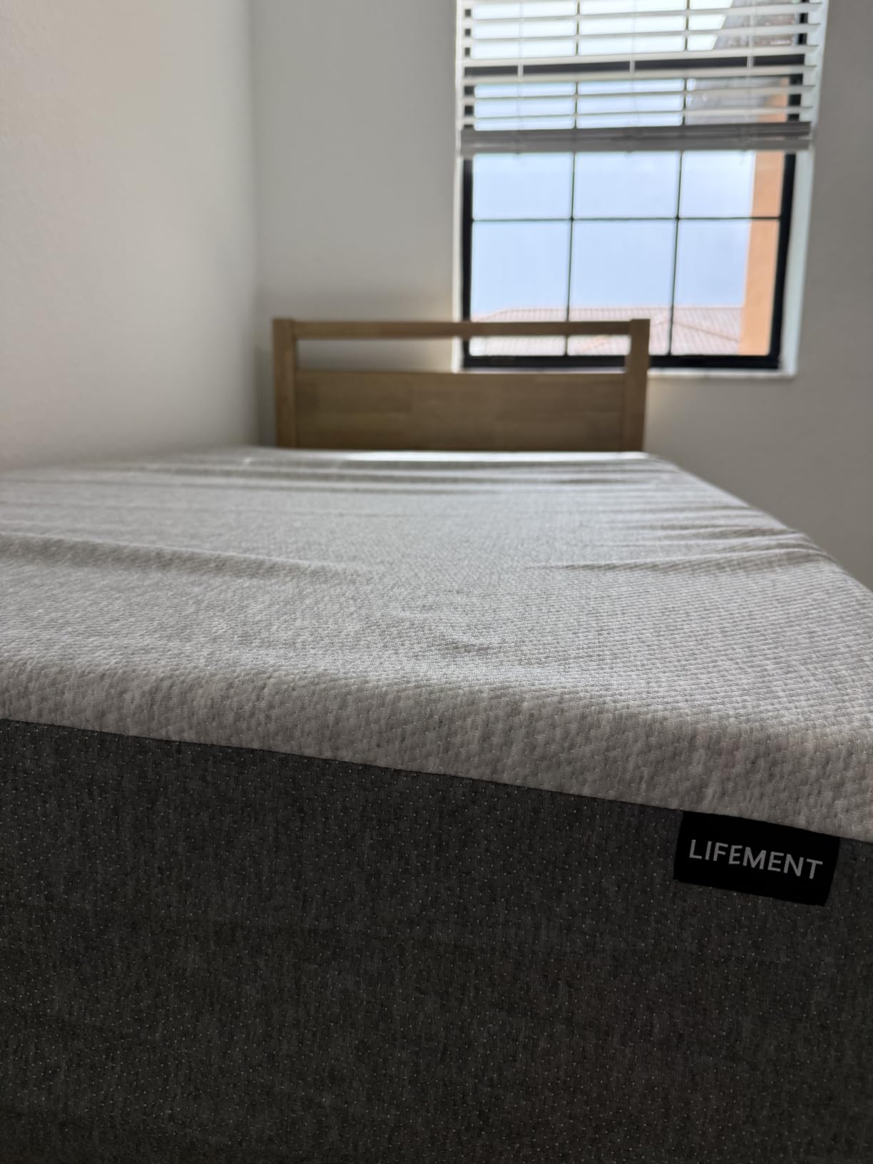 LIFEMENT Queen Mattress, 6 Inch Queen Size Mattress, Basic Copper Cooling Gel Memory Foam Mattress in a Box, Pressure Relief with Medium Firm Support, CertiPUR-US Certified, 80''L x 60''W customer photo 1