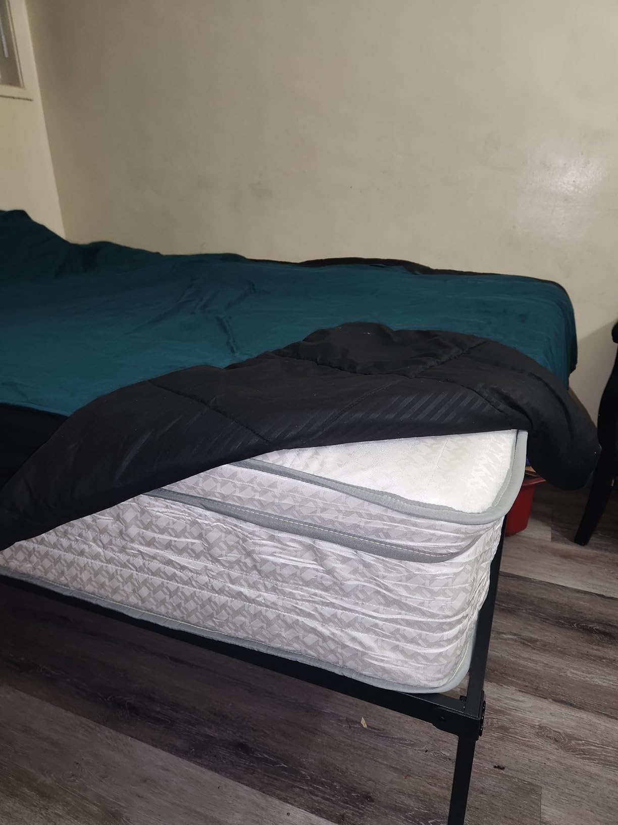 Novilla 12 Inch Queen Size Mattress, Hypoallergenic & Back Pain Relief, Hybrid Queen Mattresses in a Box with Smarts Coils, Fiberglass Free CertiPUR-US Certified Colchones No Box Spring Needed customer photo 1