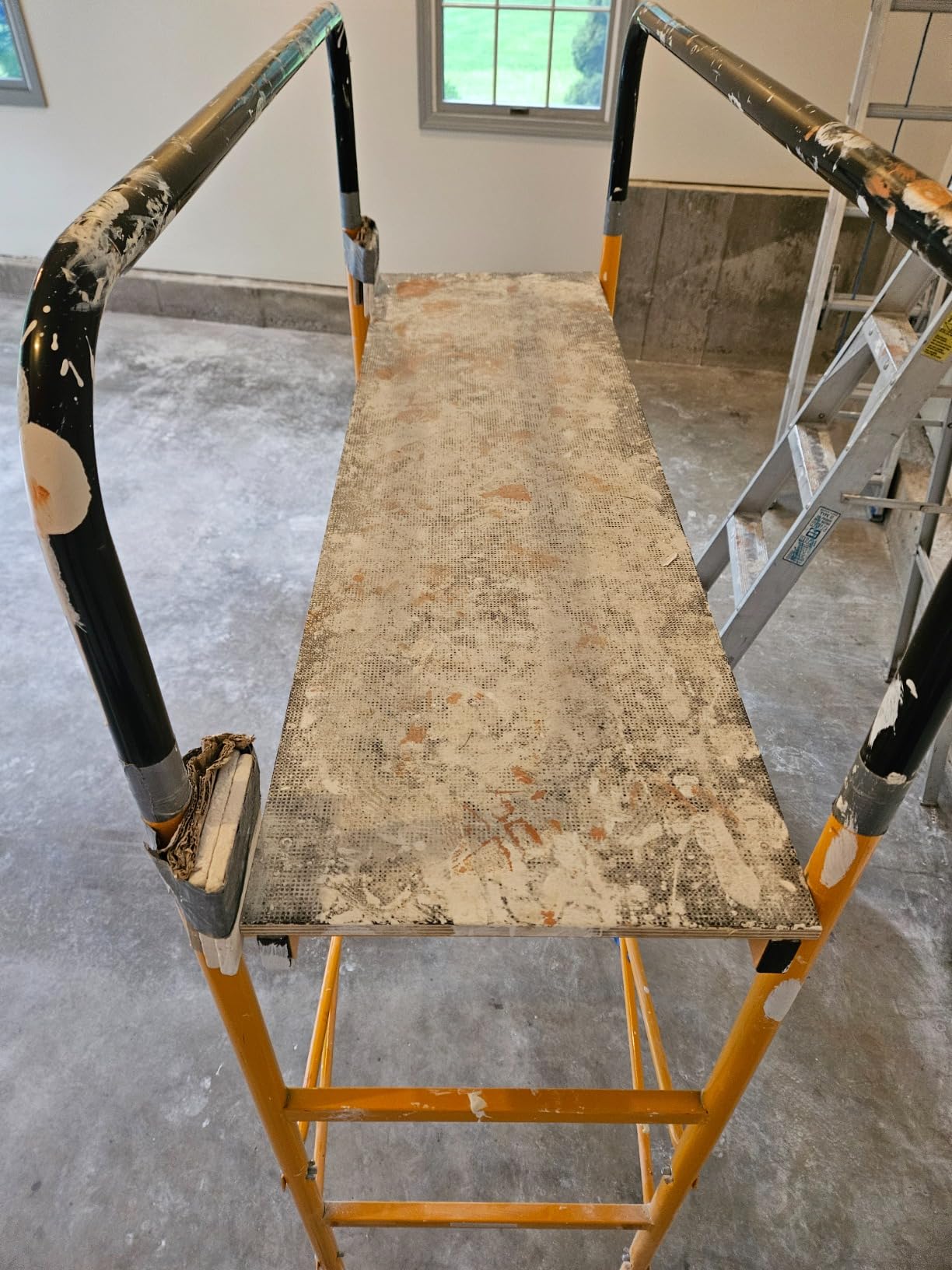 HOMCOM 4-Step Steel 4.6 x 2 x 6 ft. Scaffold 2 Wheels Free Moving Orange customer photo 2